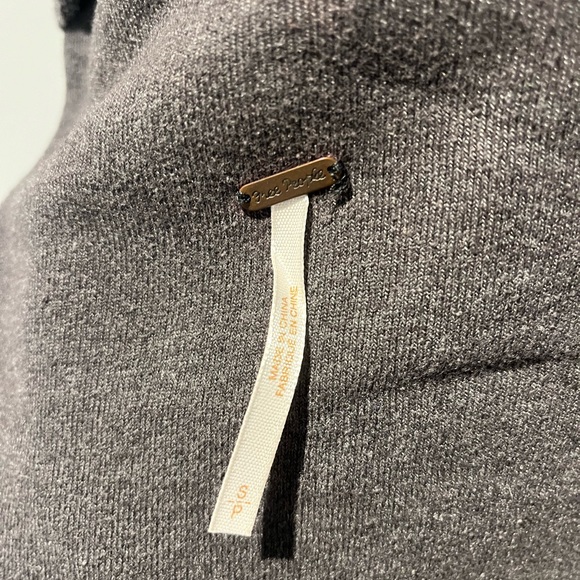 Free People Oversized Gray Slouchy Sweater Size Small turtleneck - Picture 6 of 8